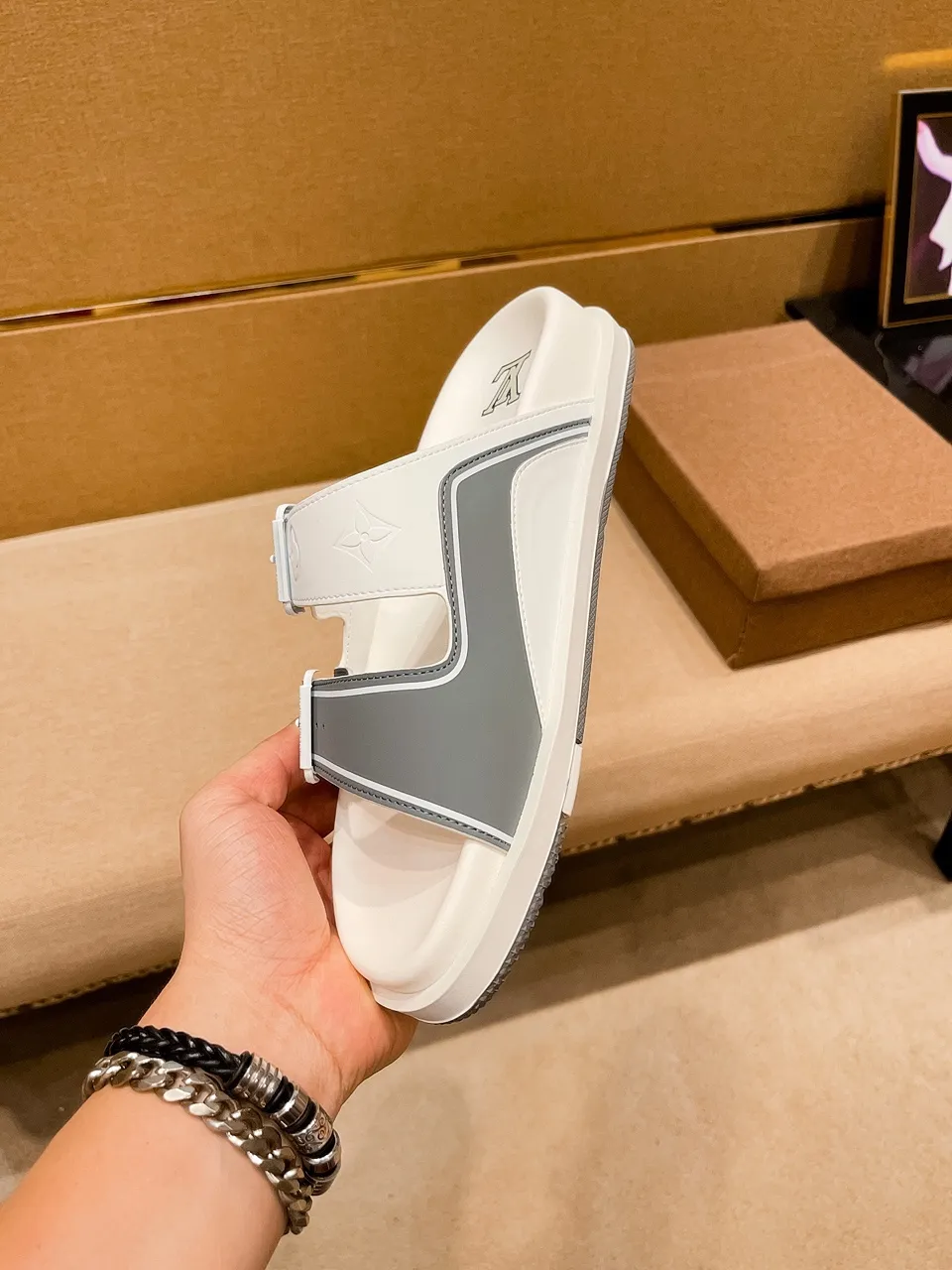 Men's shoes 💰 380 💰 New model on the market 🔥 [LV 🔥 Slippers] High-end 1:1 mold customization of first-layer cowhide, original upgraded version of the outsole, lighter and non-slip. The market's top quality, fashionable and trendy, versatile and popular, simple yet tasteful, a must-have for fashionistas, exuding a fashionable and casual atmosphere, fashion is at your feet, full of confidence, the same style at the counter 👍The season of spring and summer slippers is here, they are super beautiful to wear, 38-44, multiple colors available🔥